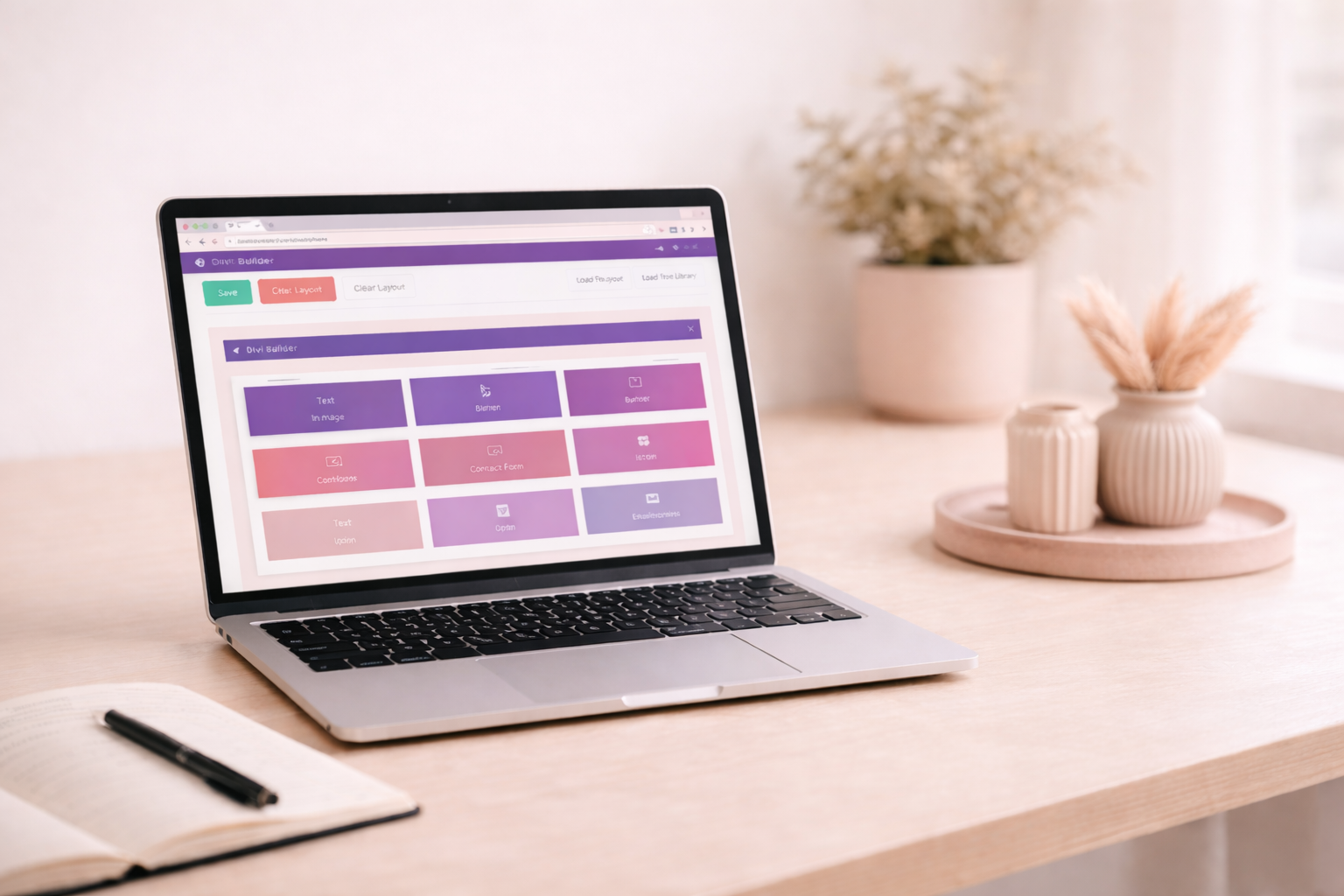 Laptop auf einem hellen Schreibtisch, geöffnet im Divi-Builder mit sichtbaren Modulen